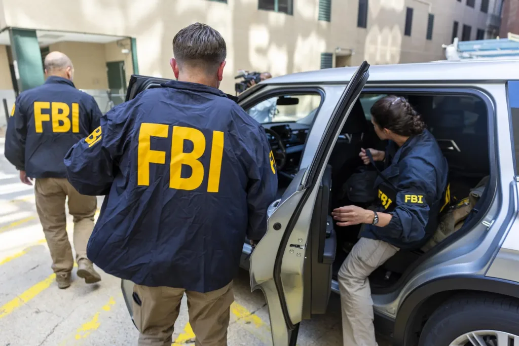 FBI detiene a red masiva de fraude crediticio en Los Ángeles