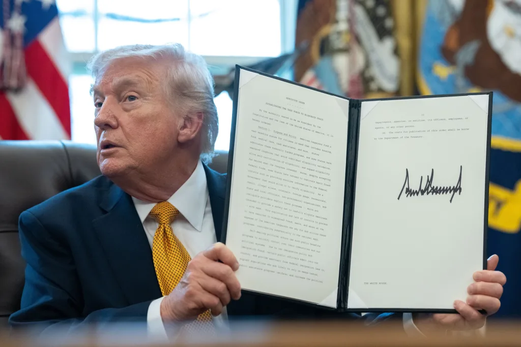 Trump estampa su firma en los billetes