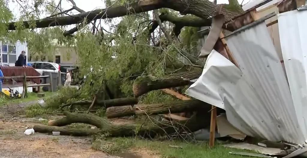 Tornado en Texas: Dos muertos y decenas de casas destruidas