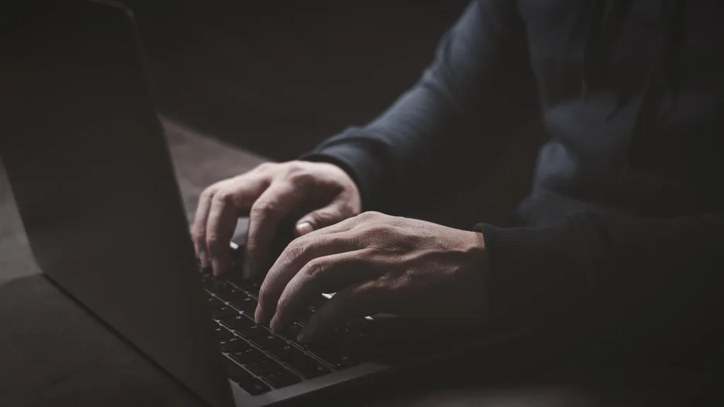 Autoridades en Texas desmantelan redes criminales que venden documentos falsos e identidades robadas a migrantes para trabajar ilegalmente en EE. UU.