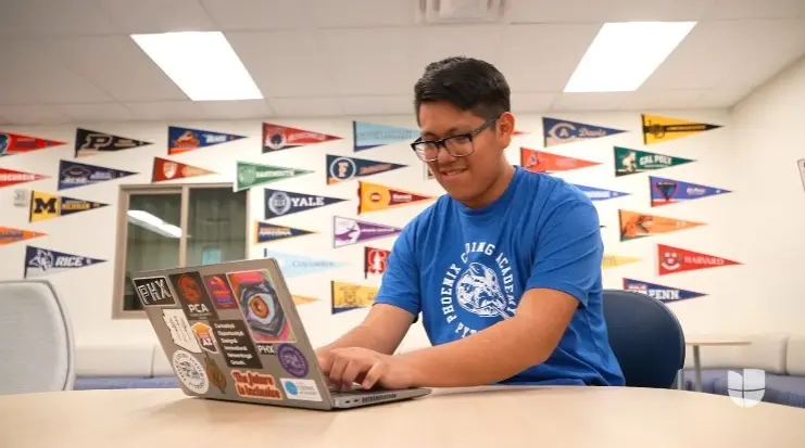 Arizona Joven latino logra 49 admisiones