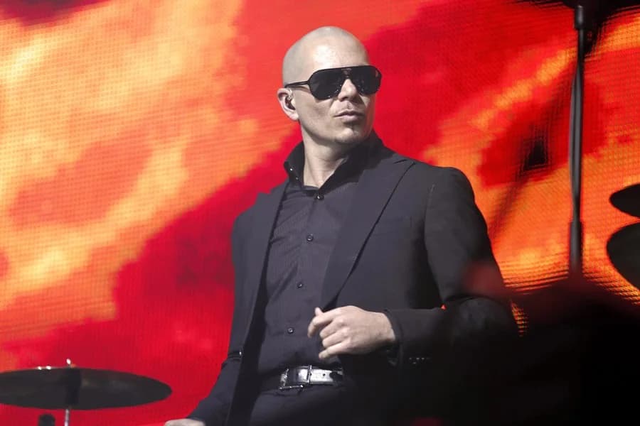 Pitbull busca romper el récord Guinness con calvas falsas