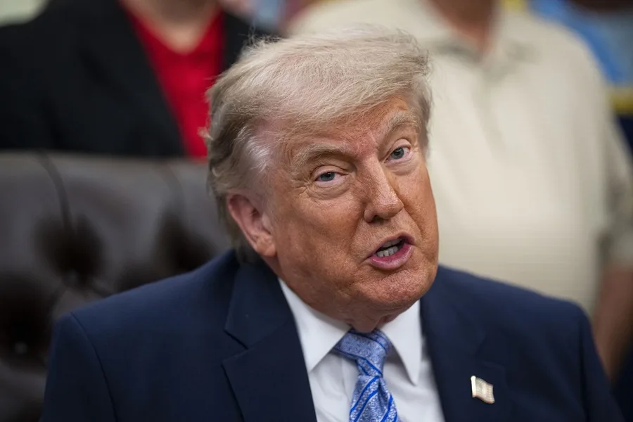 Trump ataca a rivales republicanos