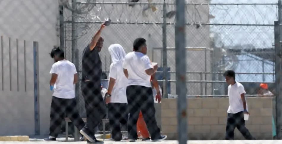 Inician huelga de hambre en el centro de ICE en Adelanto