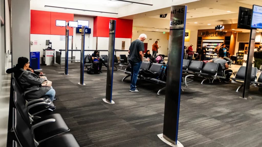 California: Hallan bomba en maleta de mano en aeropuerto