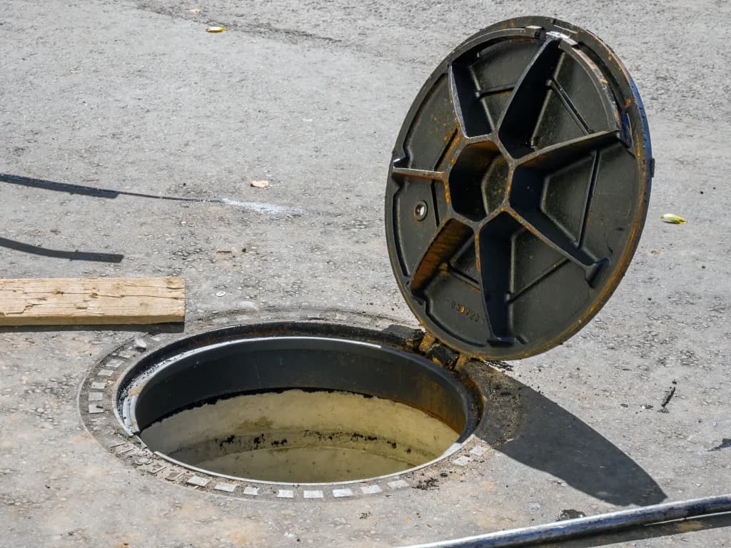 Investigan a hombres que entran y salen de alcantarillas en Brooklyn