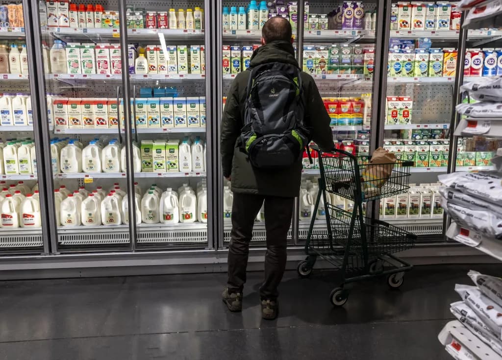Inflación aleja a votantes latinos y afroamericanos de Trump