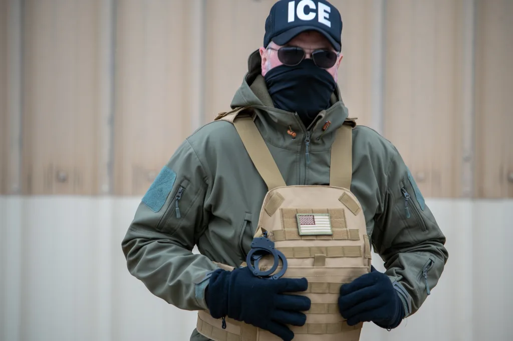 Falsos agentes ICE arrestan y agreden a conductor