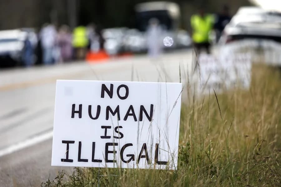 Denuncian alimentación forzada a migrantes en huelga de hambre