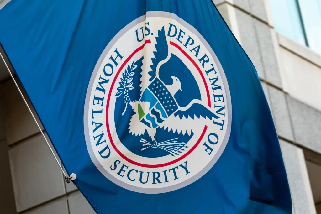 DHS halla a sujeto que criticó por correo a exjefe de ICE