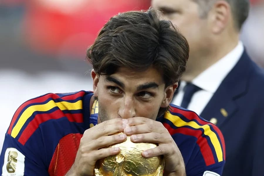 Gorra de Ferran Torres causa furor en la Casa Blanca