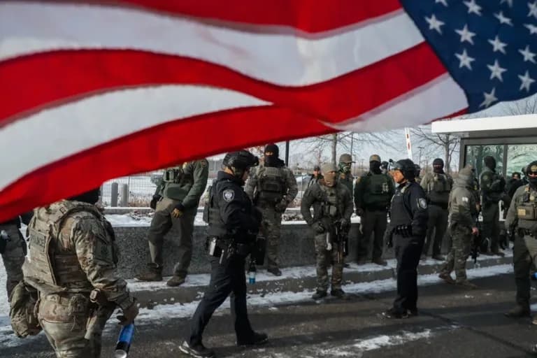 ICE apunta a ciudadana en redada migratoria