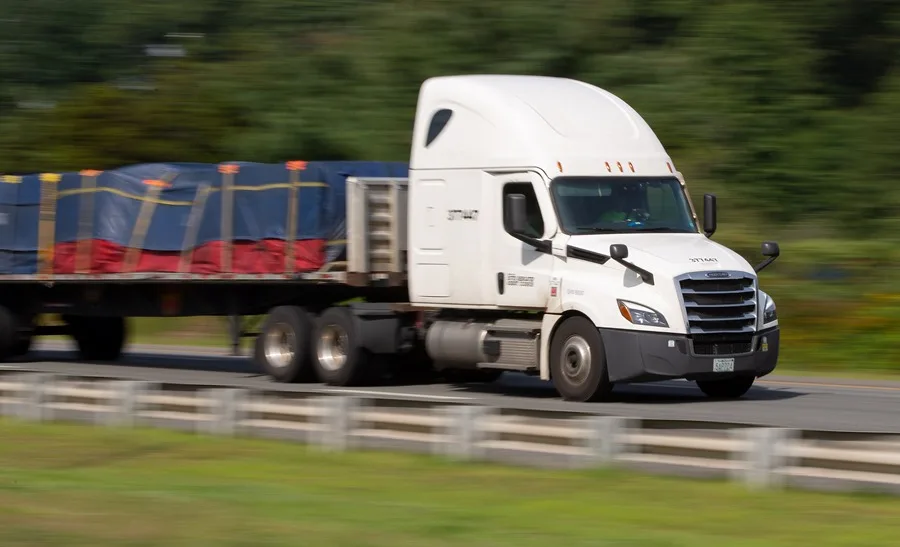 Camioneros extranjeros enfrentan redadas de ICE en las carreteras