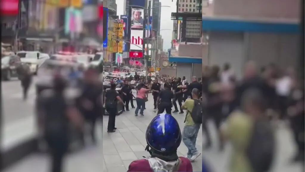 Hispana lanza ataque en Times Square