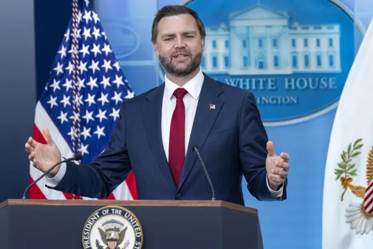 JD Vance pide a inmigrantes que «recojan sus maletas y regresen a casa»