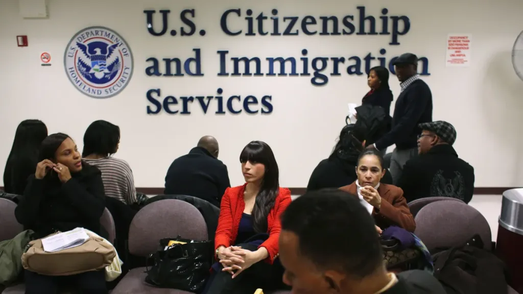 ALERTA: USCIS busca quitar ciudadanía a quienes mintieron al naturalizarse