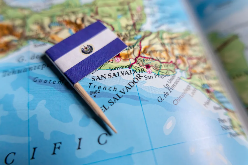 Retorno masivo de salvadoreños con TPS amenaza su economía de remesas