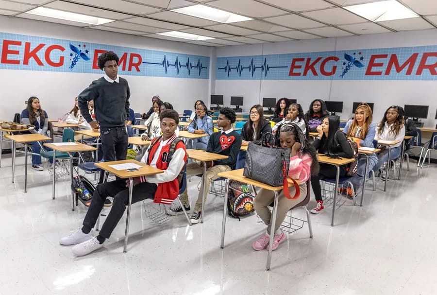Florida restringe el uso de inteligencia artificial en escuelas y universidades