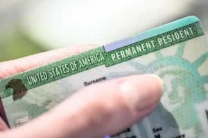 USCIS advierte estafa a quienes tramitan visa, green card o permiso de trabajo