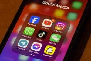 ¿Qué dice la nueva ley de California sobre redes sociales para menores?
