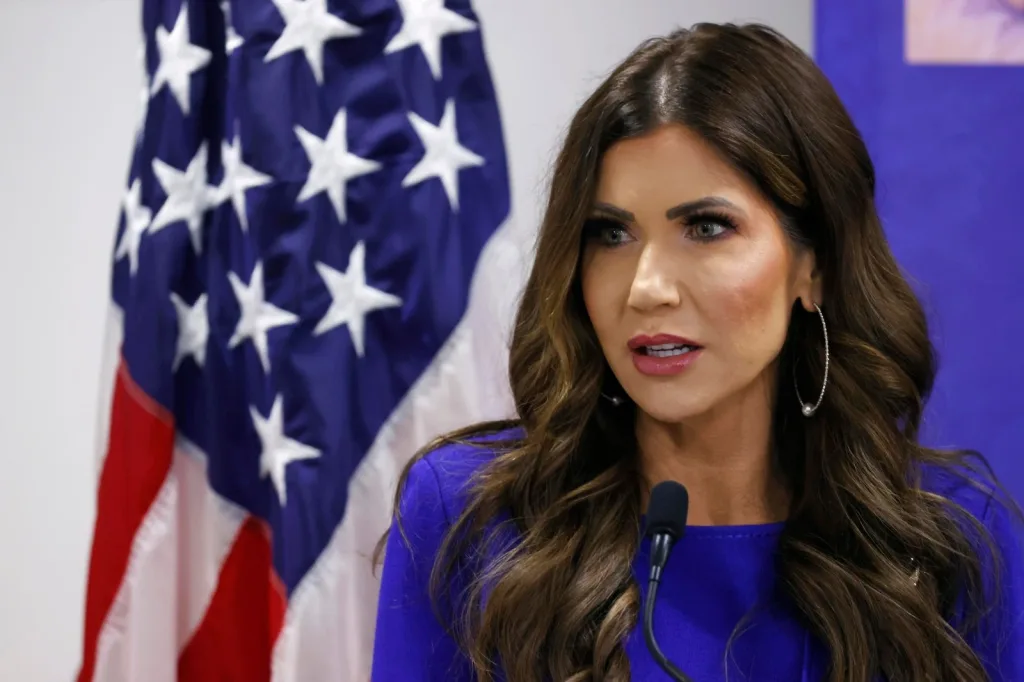 EN PORTADA: NOEM EN LA MIRA