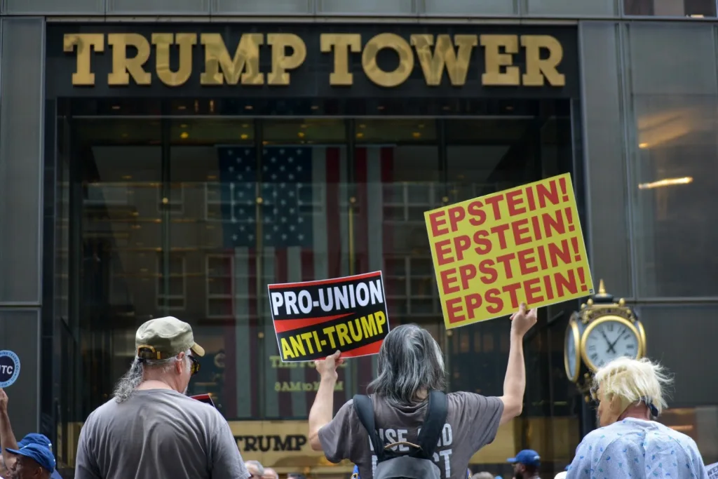 EN PORTADA: INDIGNACIÓN POR EPSTEIN