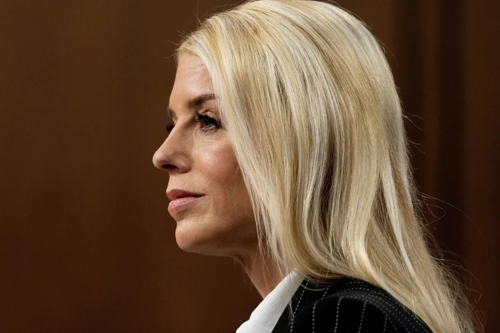 EN PORTADA: ADIÓS, PAM BONDI